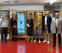 (v.l.) Dr. Christian Hennig (Foodroots), Kristin Gutheins (DAK-Gesundheit), sowie die Projektverantwortichen des Universitätsklinikums Magdeburg - Evelin Milling (Teamleiterin Betriebliches Gesundheitsmanagement), André Helm (Leiter Zentrales Projektmanagement und Unternehmensentwicklung sowie Nachhaltigkeitsbeauftragter), Stefan Rudolph (Leiter Marketing, Kommunikation und Medien) und Mario Semm (Abteilungsleiter der Allgemeinen Verwaltung) - präsentieren zwei klimafreundliche Kühlschränke im Foyer von Haus 60a.